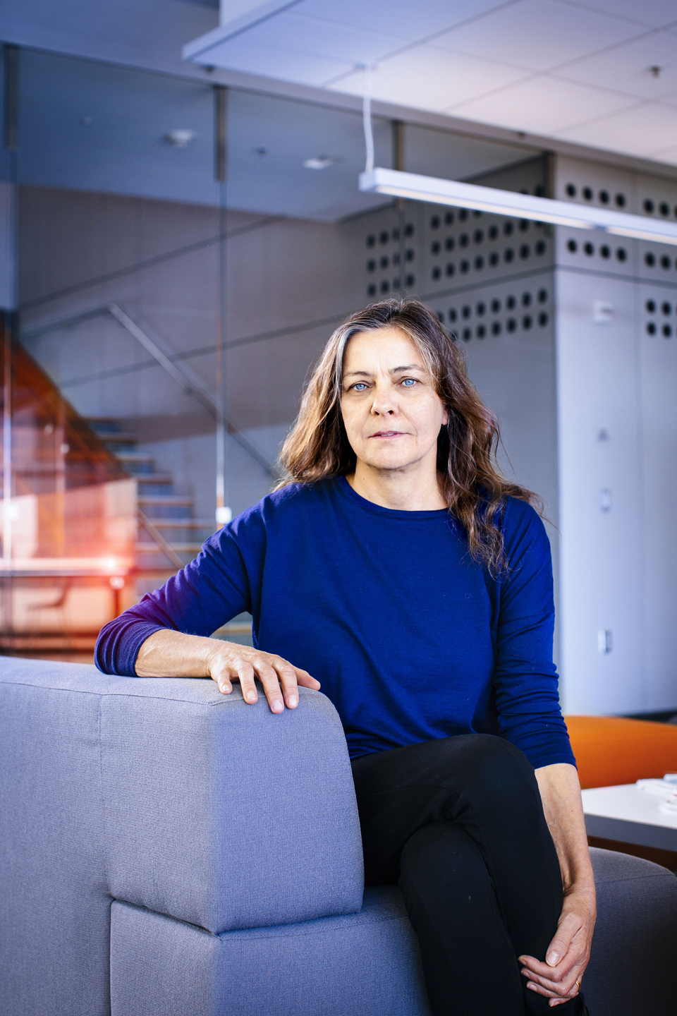 A seated portrait of ESPM professor Jill Banfield, taken in the Innovative Genomics Institute.