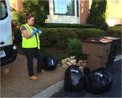 Laura collecting trash (L. Moreno)